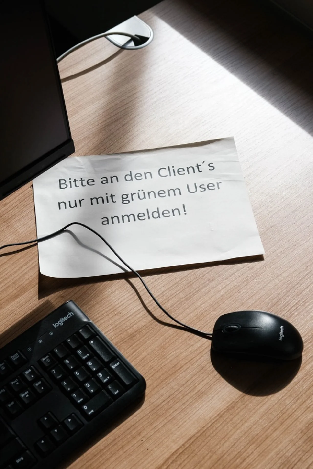 Computer mit Anleitung bei Schäfer Shop (c) Heinrich Holtgreve Ostkreuz
