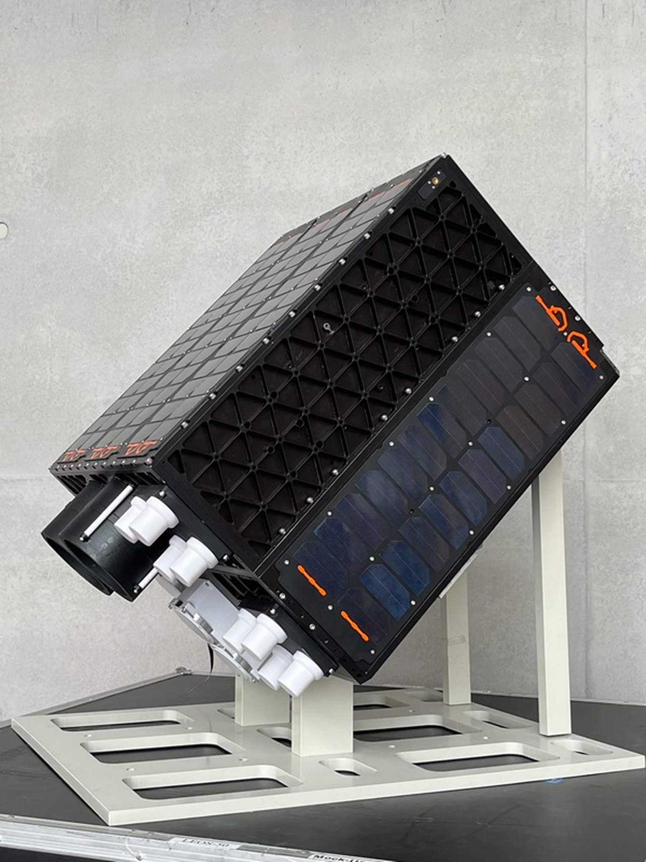 BST Satellit LEOS-50 - als AFR-1-Satellite aktuell im Weltraum