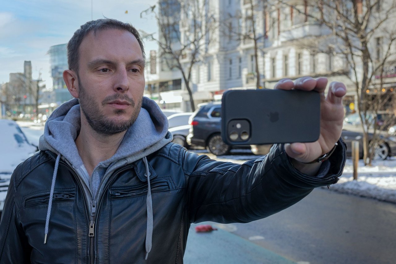 Deep-Safety-App – Fülster mit Smartphone