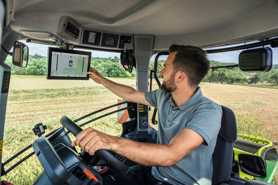 Claas vernetzte Displays in der Kabine eines Traktors