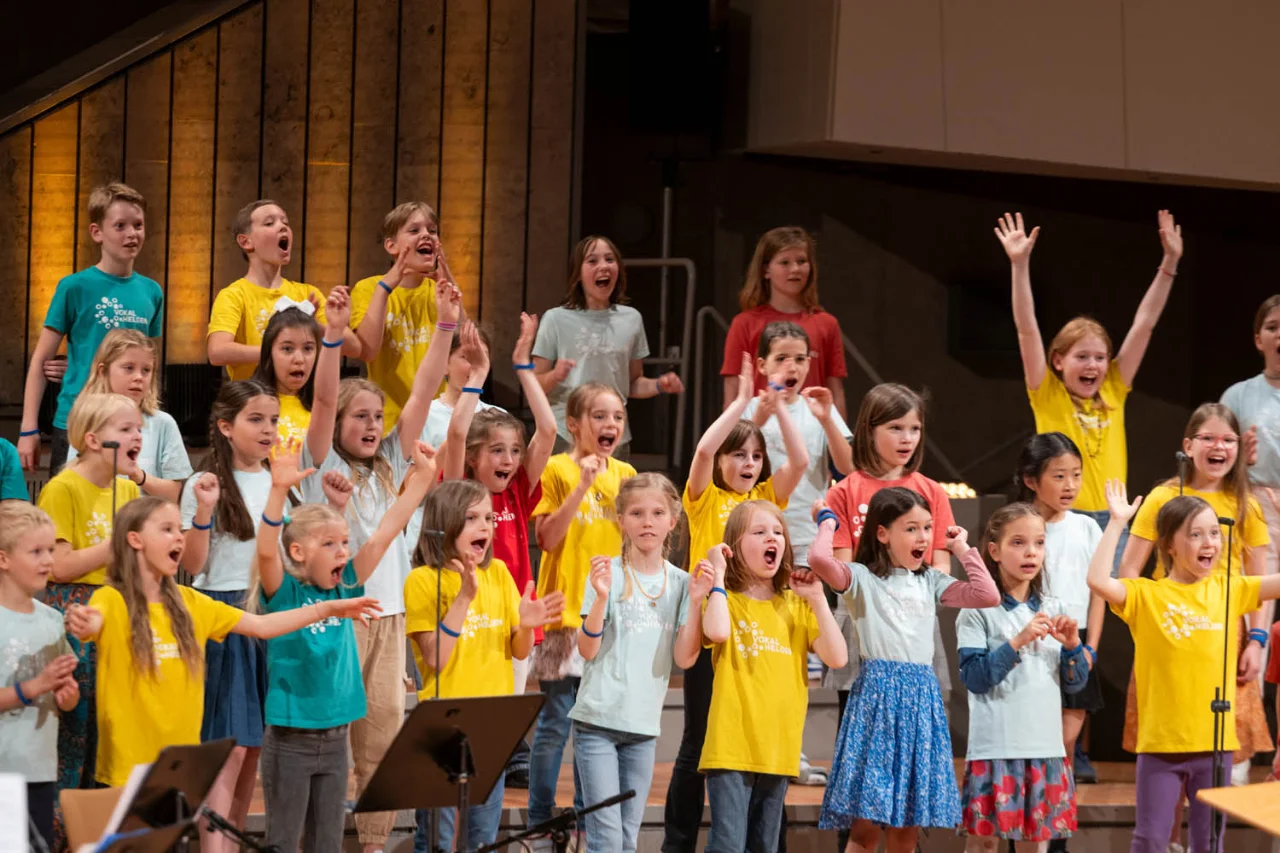 Kinderchor beim Auftritt auf der Bühne