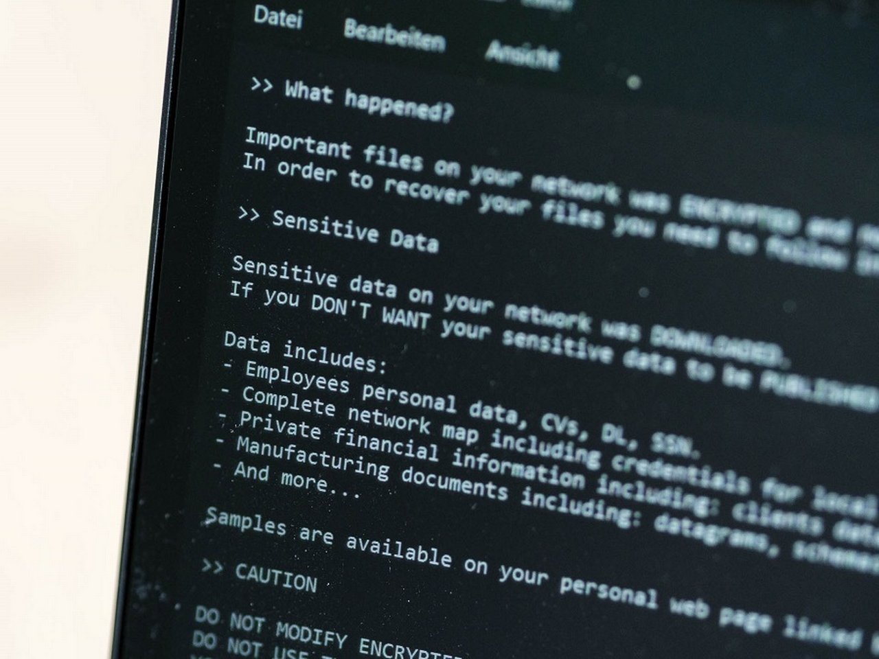 Laptop screen with extortion letter at Schäfer Shop.