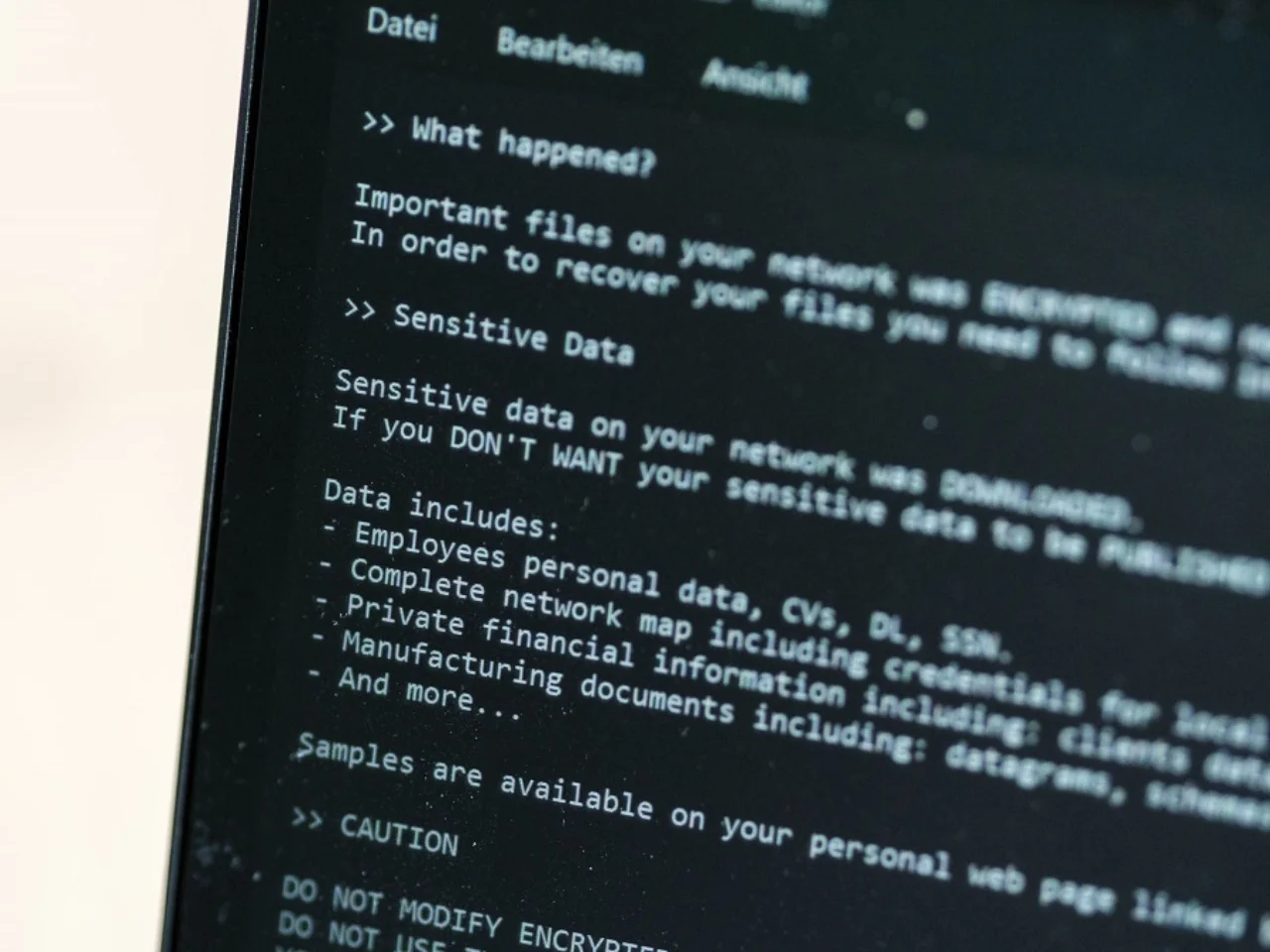 Laptop screen with extortion letter at Schäfer Shop.