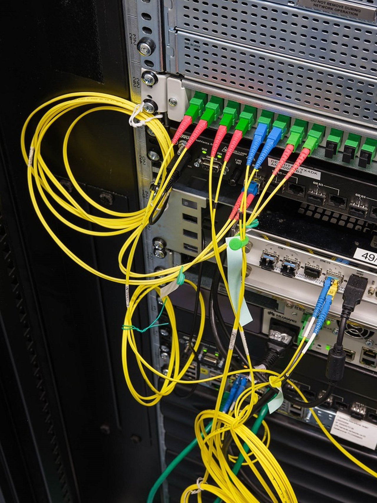 Cables on the computer at Schäfer Shop (c) Heinrich Holtgreve Ostkreuz