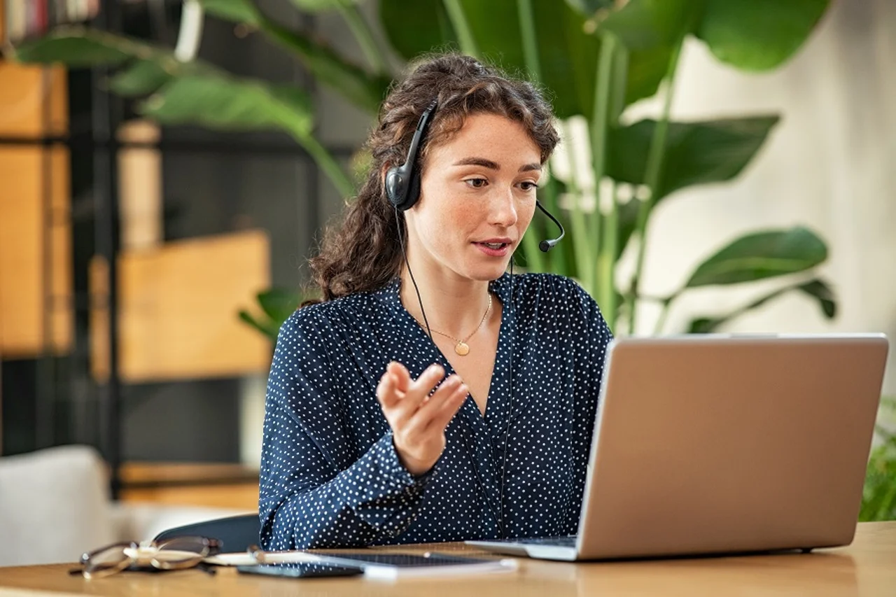 Mitarbeiterin im Videocall