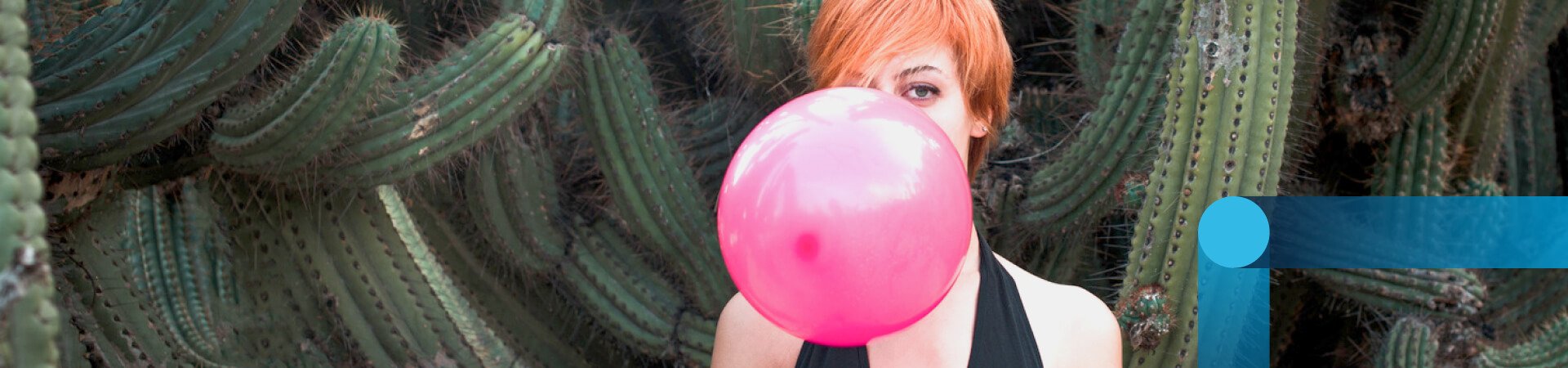 Resilienz - Frau mit Luftballon zwischen Kakteen
