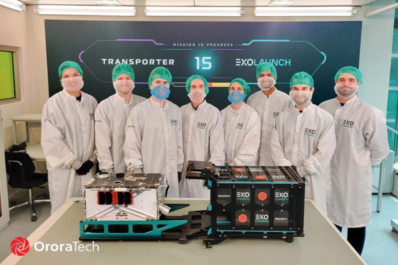 Verpackung eines Satelliten durch das Ororatech-Team © Ororatech