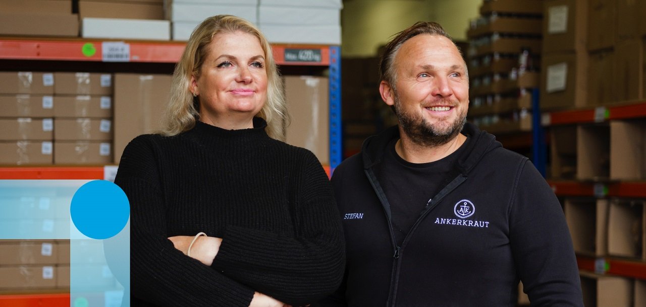 Die Ankerkraut-Gründer Anne und Stefan Lemcke posieren in ihrer Lagerhalle.