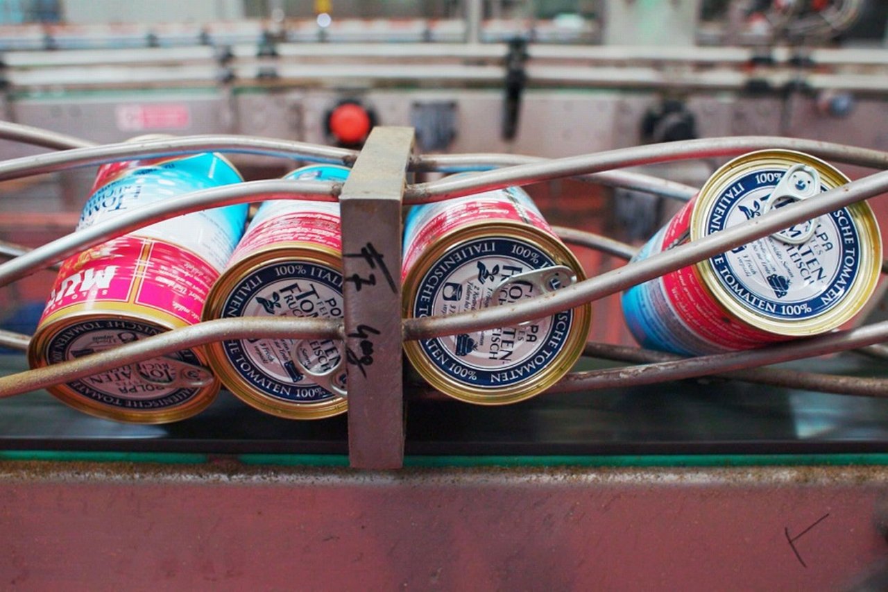 Mutti cans of tomatoes on the production line