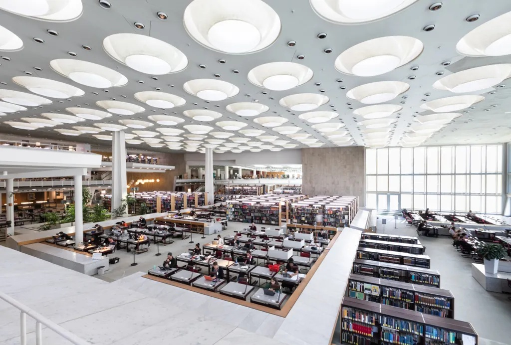 Blick in den Allgemeinen Lesesaal der Staatsbibliothek zu Berlin.