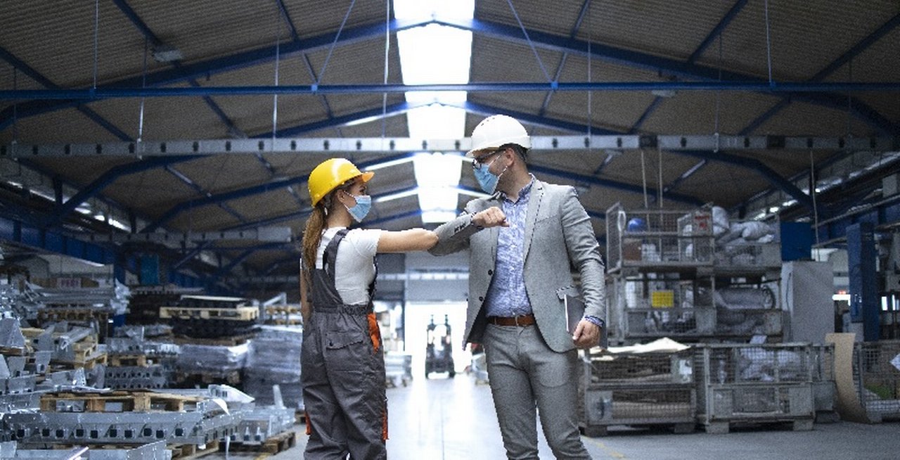 Arbeiter in Logistikhalle