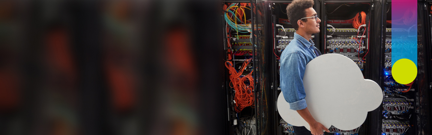 Mann mit Cloud in einem Rechenzentrum