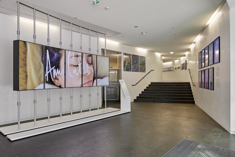 Innenansicht einer modernen Galerie mit einer Installation von Amy Cutler.
