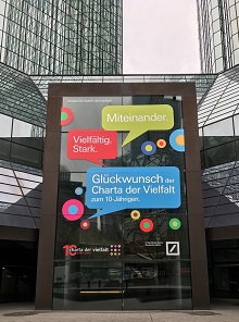 Plakat Vielfalt an Deutsche Bank Türmen