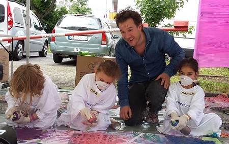 Christian Awe mit den Vorschulkindern Sena, Yara und Rawan
