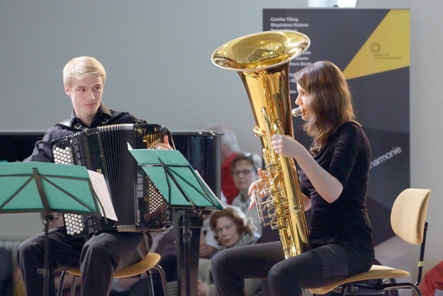 Zwei Personen an Musikinstrument