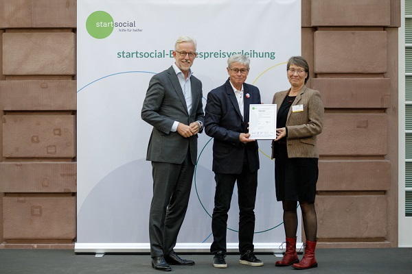 Karl von Rohr mit Preisträger Türöffner e.V. s