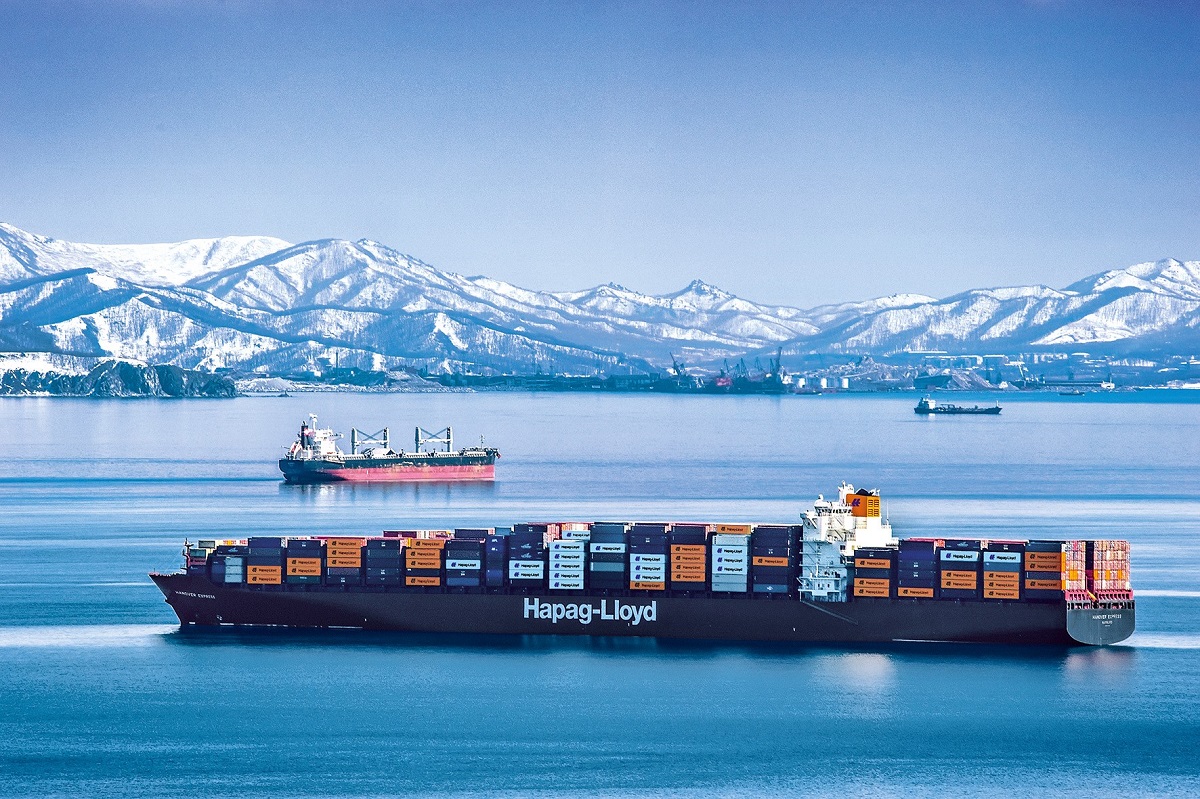 container-vessel-hapag-lloyd-in-snowy-region