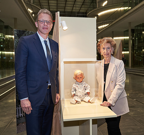 Christian Sewing und Lore Mayerfeld mit ihrer Puppe namens Inge