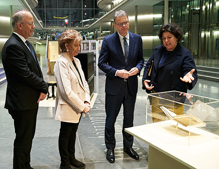 Dani Dayan, Vorsitzender der Internationalen Holocaust Gedenkstätte; Lore Mayerfeld; Christian Sewing; Ruth Ur, Geschäftsführerin des Freundeskreises Yad Vashem e. V. und Kuratorin der AusstellungDani Dayan, Vorsitzender der Internationalen Holocaust Gedenkstätte; Lore Mayerfeld; Christian Sewing; Ruth Ur, Geschäftsführerin des Freundeskreises Yad Vashem e. V. und Kuratorin der Ausstellung