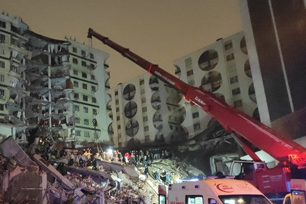 Turkey-Syria-redcross-at-night