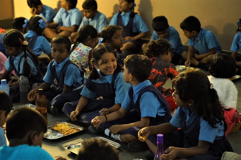 Children-at-GHPS-Ejipura-School-in-Bengaluru-enjoying-their-mid-day-meal