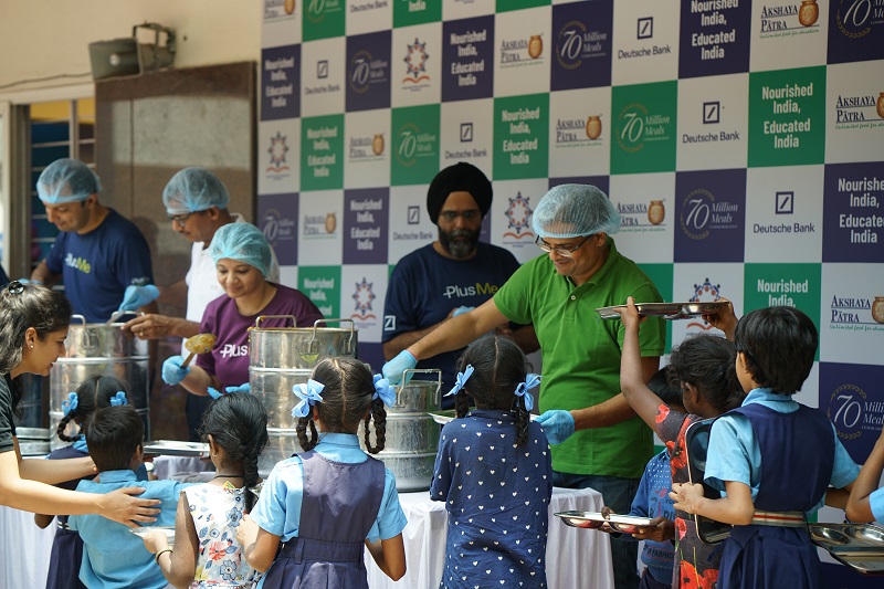 Volunteers-serve-mid-day-meals-to-schoool-children