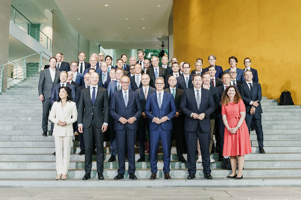 Group photo of German government members and company leaders