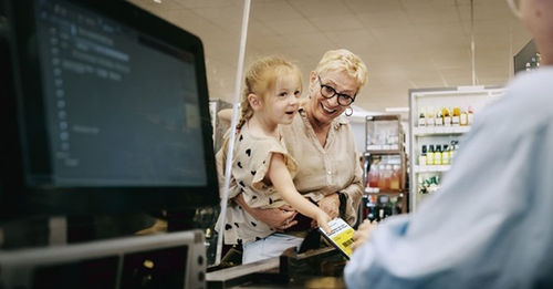 frau-kind-einkauf-bezahlen