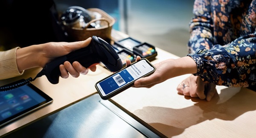 kundin-zeigt-barcode-auf-smartphone