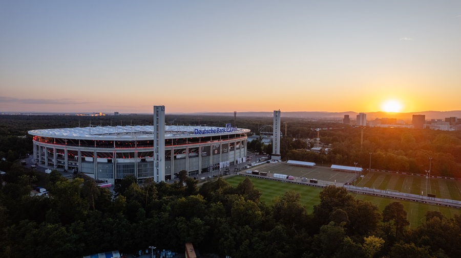 Luftaufnahme des Deutsche-Bank-Park Stadions in Frankfurt am Main, aufgenommen bei Sonnenuntergang.
