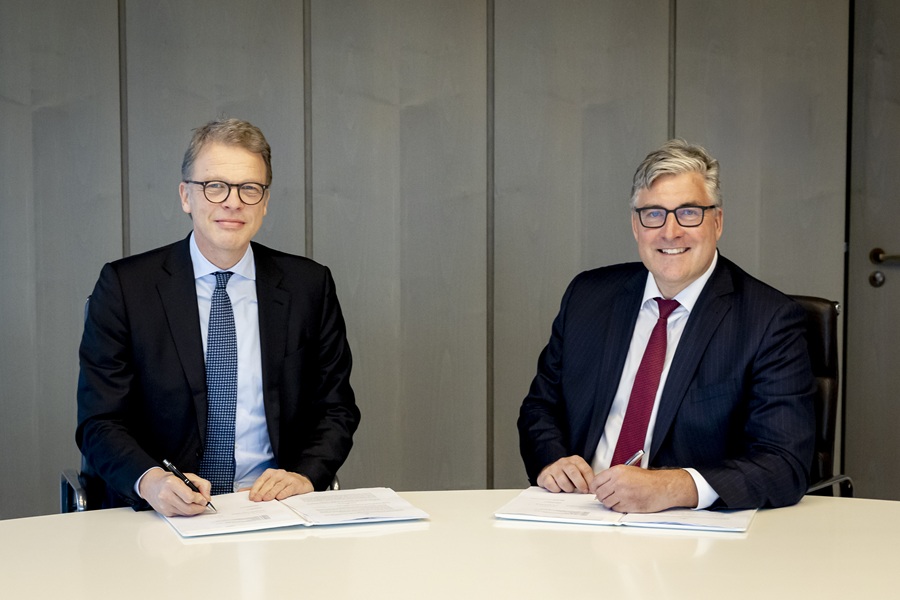 Christian Sewing, Vorstandsvorsitzender der Deutsche Bank AG und Axel Hellmann, Vorstandssprecher der Eintracht Frankfurt Fu&szlig;ball AG unterzeichnen die Vertragsverl&auml;ngerung zwischen Deutsche Bank und Eintracht Frankfurt bis 2035.