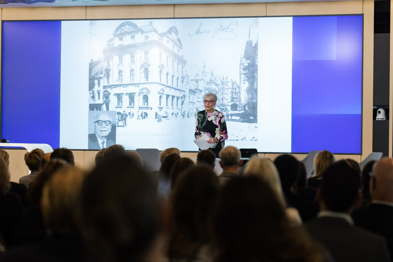 Eva Weyl sharing her story with the audience