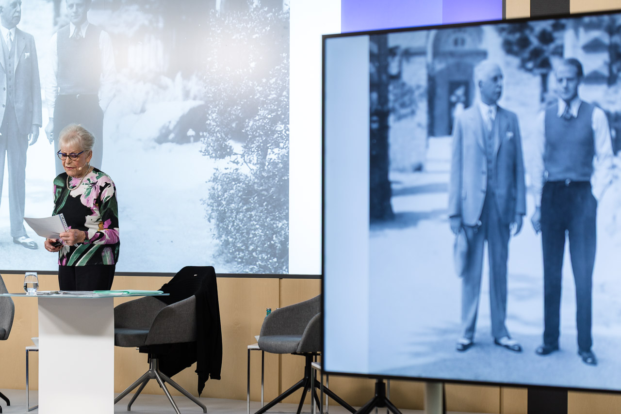 Eva Weyl's family is connected with Deutsche Bank