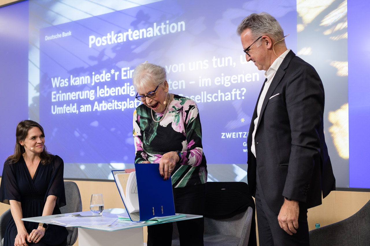 Eva Weyl erhält die Personalakten