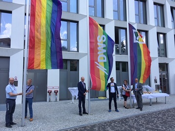 Flaggenhissung Deutsche Bank und DWS bei "Berlin Pride Weeks"