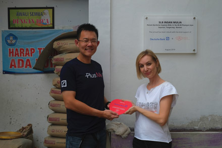 Deutsche Bank Indonesia’s Chief Country Officer Mr Siantoro Goeyardi with Happy Hearts Indonesia CEO Sylvia Beiwinkler