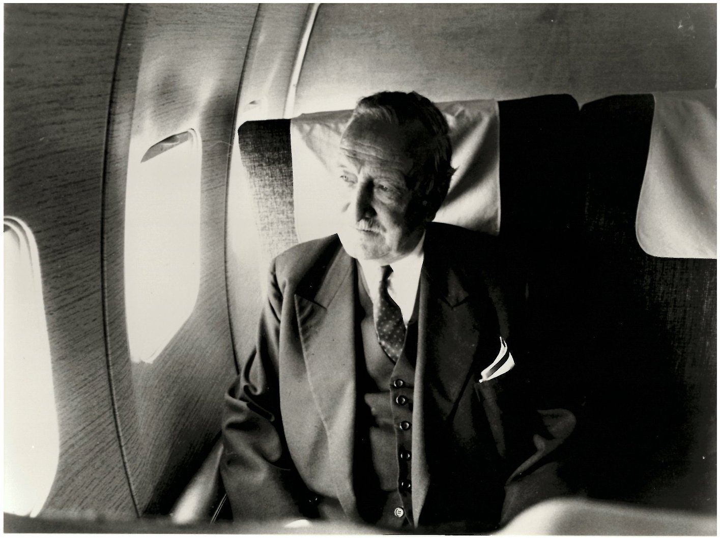 Deutsche Bank-Vorstandssprecher Hermann J. Abs 1962 an Bord einer Boeing 707