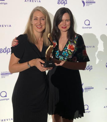 Alex Cross and Amy Harris, Deutsche Bank, pick up the award