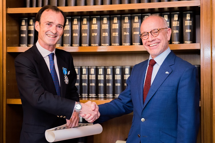 Ignacio Ramiro (l.) receives the award from Manuel Hernández Ruigómez (r.), Spanish Ambassador to Angola