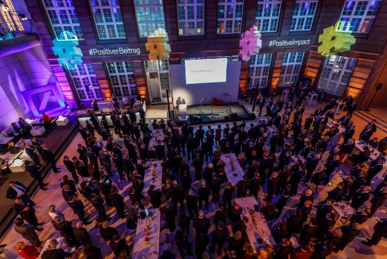 Auch ein positiver Beitrag: Das Atrium der Deutschen Bank bringt seit 20 Jahren Menschen zusammen, wie hier beim Hauptstadtempfang.