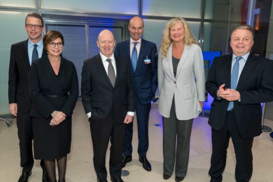 Starke Präsenz: (v.li.) Christian Sewing, Sylvie Matherat, John Cryan, Marcus Schenck, Kim Hammonds und Harald Eisenach.