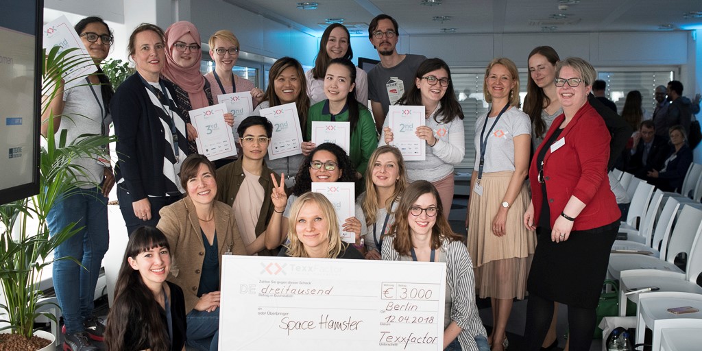 Job done – group photo of the three best teams together with initiators Kirsten Oppenländer (1st from right) and Carolin Gabor (3rd from right)
