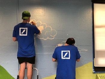 Zwei Mitarbeiter der Deutschen Bank verschönern öffentliche Flächen