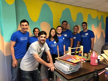 Mitarbeiter helfen im Projekt von Habitat for Humanity in New York City