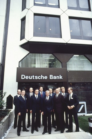 Nearly all the members of the Board of Managing Directors travelled to Brussels for the opening back then. They are pictured here with the managers of the new branch