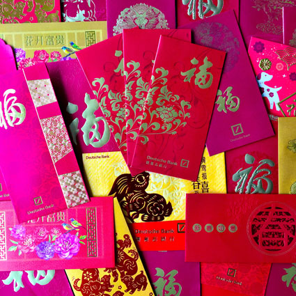 Hongbao, lai see oder ang pow - rote, mit Bargeld gefüllte Umschläge...