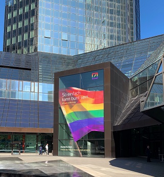 Die Deutsche Bank Zentrale in Frankfurt zeigt Flagge