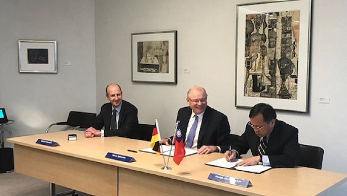 Signing the Bank of Taiwan – Deutsche Bank Memorandum of Understanding. From left to right: Michael Volkermann, Head of Infrastructure & Energy, Global Credit Trading, Deutsche Bank's CIB; Werner Steinmüller, Deutsche Bank’s APAC CEO; Joseph Jye-Cherng Lyu, Chairman of the Bank of Taiwan