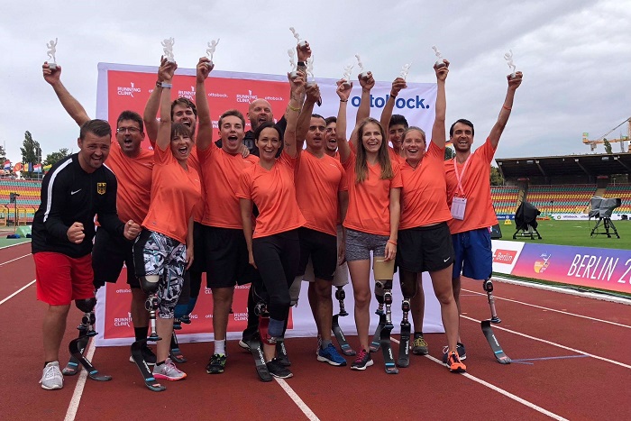 Jubilant participants in the “European Running Clinic 2018” with Heinrich Popow (left) © Ottobock